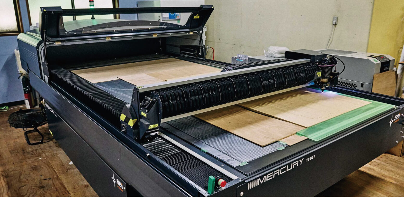 SEI社製 MERCURY609-1530 レーザー加工機